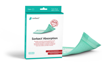 Pakke af Sorbact Absorption med en bandage ved siden af.
