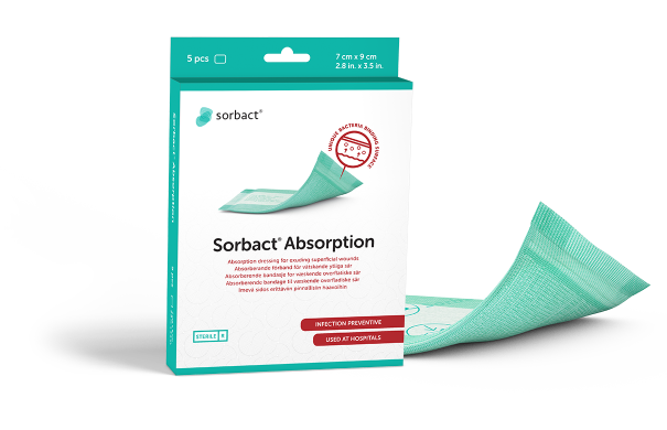 Pakke af Sorbact Absorption med en bandage ved siden af.