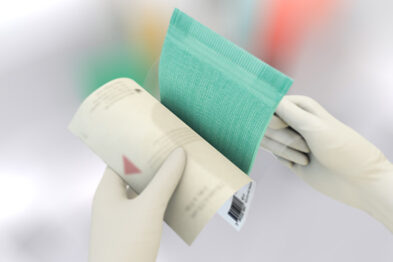 Person åbner inderpakken til et Sorbact Absorption-bandage.