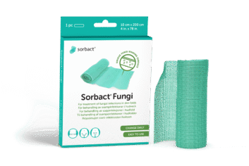 Pakke af Sorbact Fungi med en bandage ved siden af.