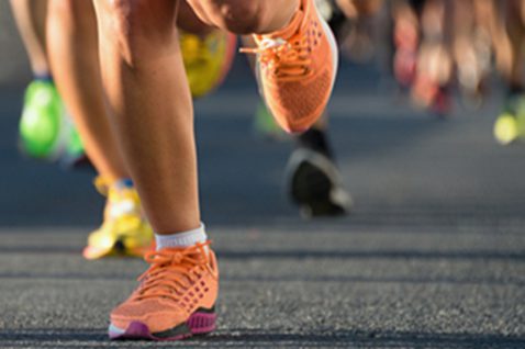 Personer løber på asfalt.