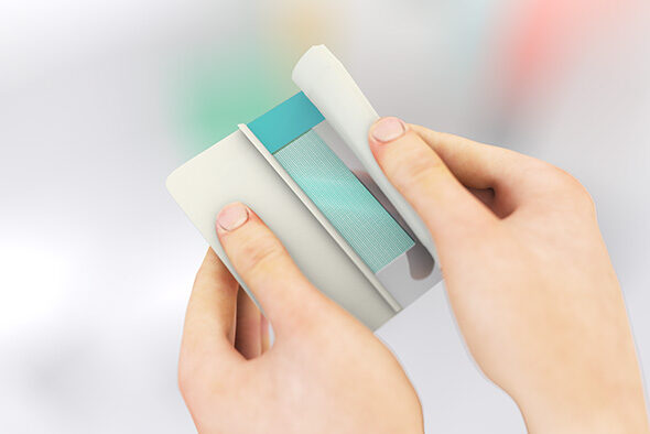 Person åbner inderpakken til en Sorbact Secure-bandage.